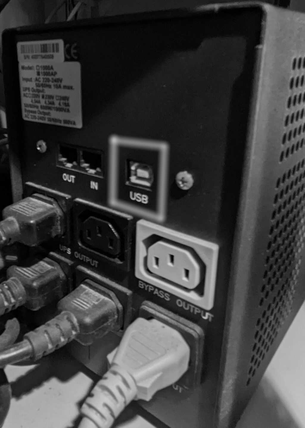 Retro dell'UPS Powercom BNT-1000AP con porta USB e prese di uscita